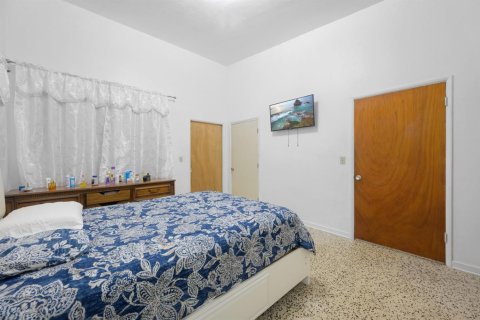 House in Miami, Florida 3 bedrooms, 179.86 sq.m. № 2085763 - photo 29