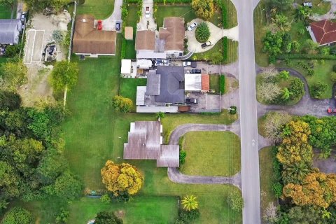 House in Miami, Florida 3 bedrooms, 179.86 sq.m. № 2085763 - photo 6