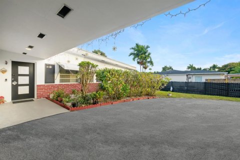 House in Miami, Florida 3 bedrooms, 179.86 sq.m. № 2085763 - photo 20