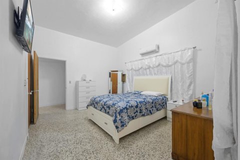 House in Miami, Florida 3 bedrooms, 179.86 sq.m. № 2085763 - photo 30
