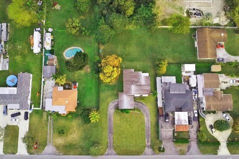 House in Miami, Florida 3 bedrooms, 179.86 sq.m. № 2085763 - photo 12