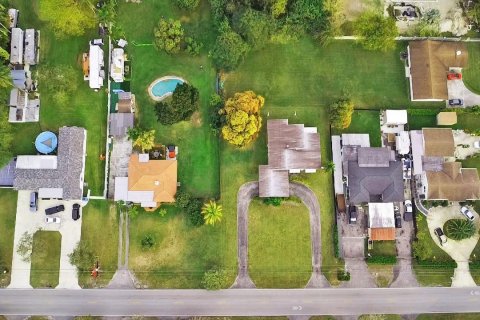 House in Miami, Florida 3 bedrooms, 179.86 sq.m. № 2085763 - photo 11