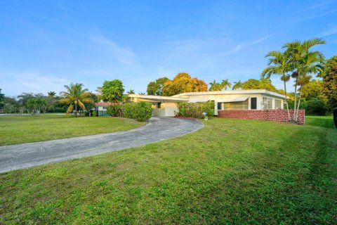 House in Miami, Florida 3 bedrooms, 179.86 sq.m. № 2085763 - photo 19