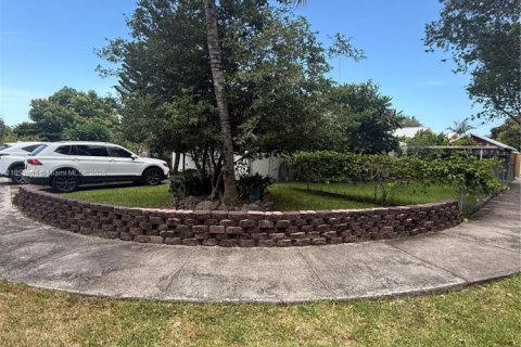 House in Sweetwater, Florida 4 bedrooms, 112.32 sq.m. № 1878725 - photo 4