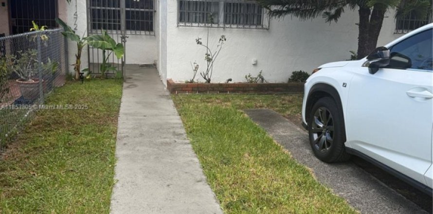 House in Sweetwater, Florida 4 bedrooms, 112.32 sq.m. № 1878725