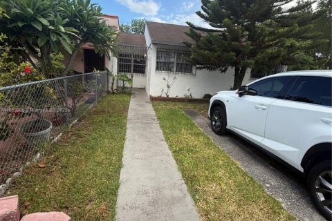 House in Sweetwater, Florida 4 bedrooms, 112.32 sq.m. № 1878725 - photo 2