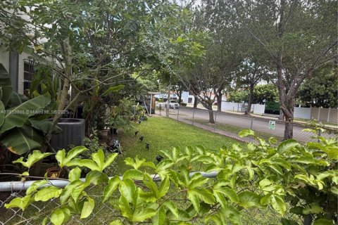 House in Sweetwater, Florida 4 bedrooms, 112.32 sq.m. № 1878725 - photo 7