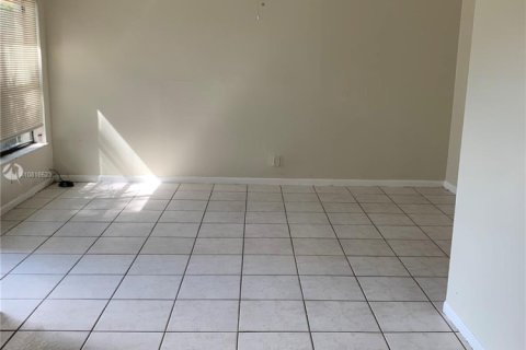 House in Wellington, Florida 3 bedrooms, 98.2 sq.m. № 1872212 - photo 2