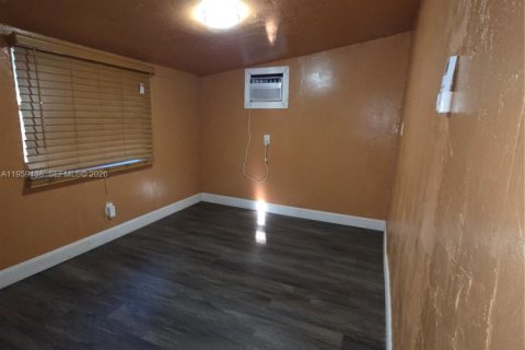 House in Miami, Florida 3 bedrooms, 158.31 sq.m. № 2080603 - photo 11