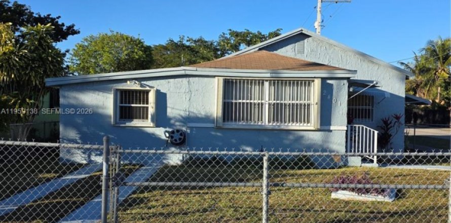 House in Miami, Florida 3 bedrooms, 158.31 sq.m. № 2080603