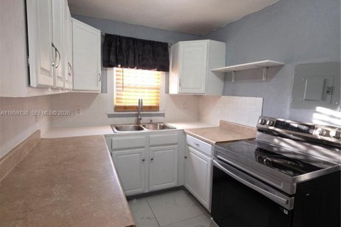 House in Miami, Florida 3 bedrooms, 158.31 sq.m. № 2080603 - photo 9