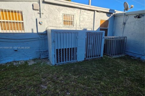 House in Miami, Florida 3 bedrooms, 158.31 sq.m. № 2080603 - photo 15