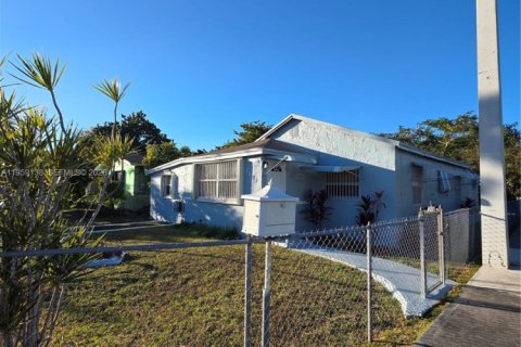 House in Miami, Florida 3 bedrooms, 158.31 sq.m. № 2080603 - photo 2