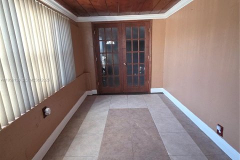 House in Miami, Florida 3 bedrooms, 158.31 sq.m. № 2080603 - photo 3