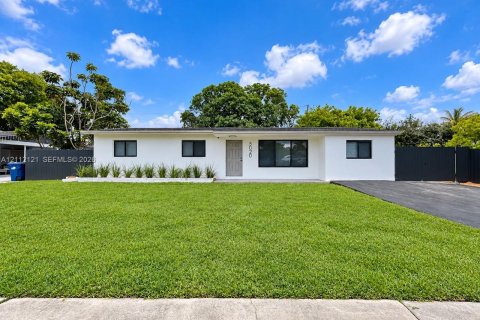 Villa ou maison à Miami Gardens, Floride 4 chambres № 2432279