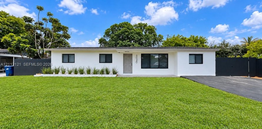 Villa ou maison à Miami Gardens, Floride 4 chambres № 2432279