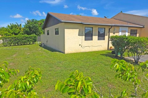 House in Miami Gardens, Florida 3 bedrooms, 92.81 sq.m. № 2352946