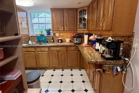 Casa en venta en Hialeah, Florida, 3 dormitorios, 111.58 m2 № 1976426 - foto 8