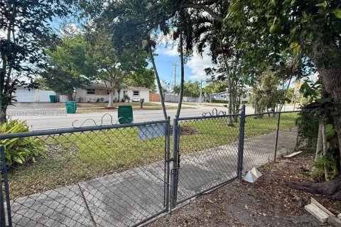 Casa en venta en Hialeah, Florida, 3 dormitorios, 111.58 m2 № 1976426 - foto 26