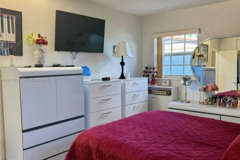 Casa en venta en Hialeah, Florida, 3 dormitorios, 111.58 m2 № 1976426 - foto 19