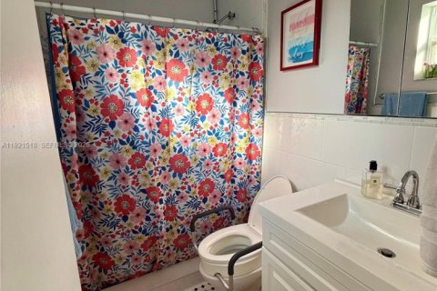Casa en venta en Hialeah, Florida, 3 dormitorios, 111.58 m2 № 1976426 - foto 13