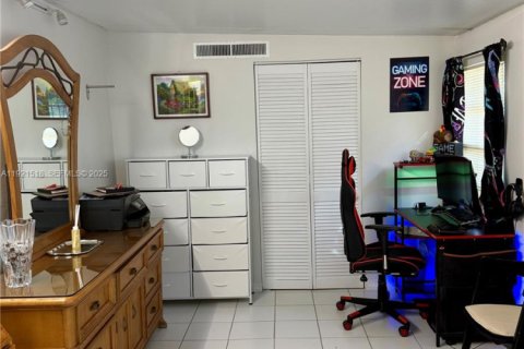 Casa en venta en Hialeah, Florida, 3 dormitorios, 111.58 m2 № 1976426 - foto 17