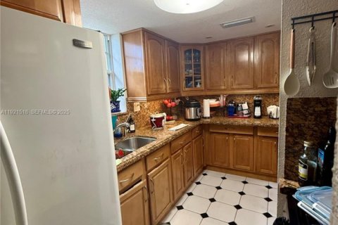 Casa en venta en Hialeah, Florida, 3 dormitorios, 111.58 m2 № 1976426 - foto 9