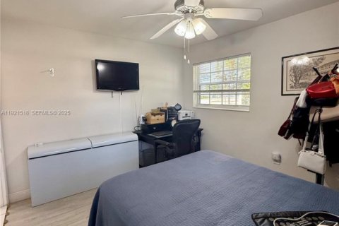 Casa en venta en Hialeah, Florida, 3 dormitorios, 111.58 m2 № 1976426 - foto 21