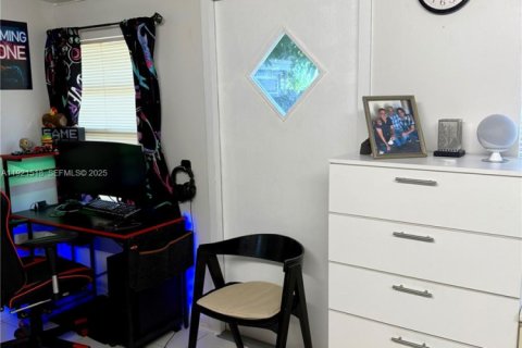 Casa en venta en Hialeah, Florida, 3 dormitorios, 111.58 m2 № 1976426 - foto 22