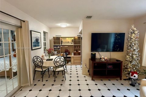 Casa en venta en Hialeah, Florida, 3 dormitorios, 111.58 m2 № 1976426 - foto 7