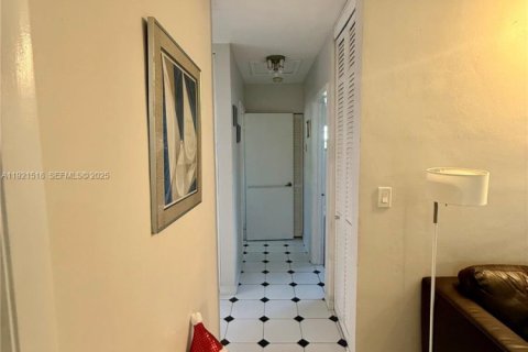 Casa en venta en Hialeah, Florida, 3 dormitorios, 111.58 m2 № 1976426 - foto 11