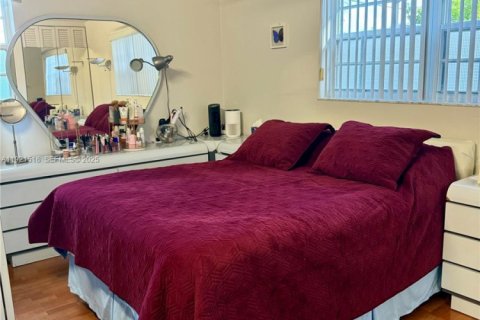 Casa en venta en Hialeah, Florida, 3 dormitorios, 111.58 m2 № 1976426 - foto 18