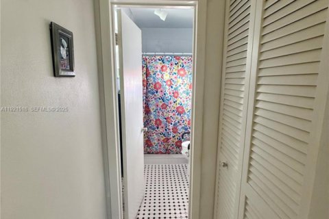 Casa en venta en Hialeah, Florida, 3 dormitorios, 111.58 m2 № 1976426 - foto 12