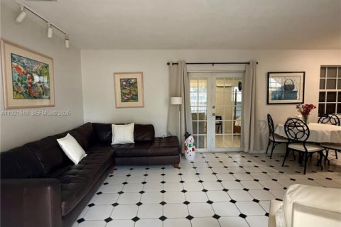 Casa en venta en Hialeah, Florida, 3 dormitorios, 111.58 m2 № 1976426 - foto 5