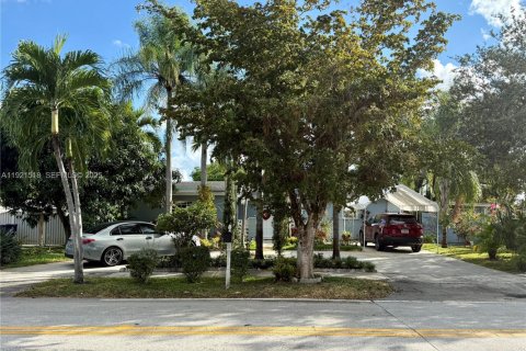 Casa en venta en Hialeah, Florida, 3 dormitorios, 111.58 m2 № 1976426 - foto 3