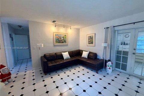 Casa en venta en Hialeah, Florida, 3 dormitorios, 111.58 m2 № 1976426 - foto 6