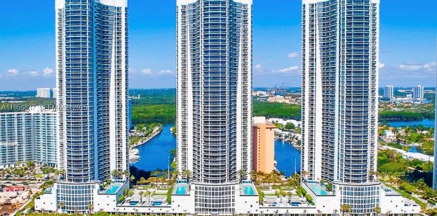 Condominio en Sunny Isles Beach, Florida, 2 dormitorios  № 2059871