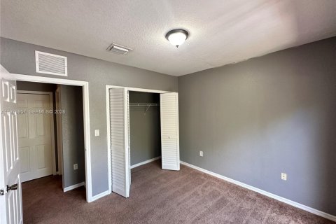 Townhouse in Florida City, Florida 4 bedrooms, 167.13 sq.m. № 2043297 - photo 14