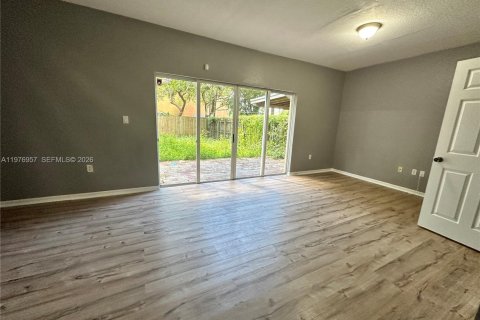 Townhouse in Florida City, Florida 4 bedrooms, 167.13 sq.m. № 2043297 - photo 4