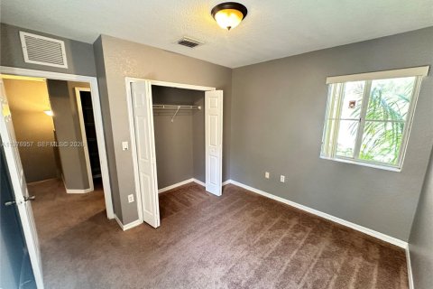 Townhouse in Florida City, Florida 4 bedrooms, 167.13 sq.m. № 2043297 - photo 16