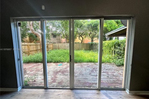 Townhouse in Florida City, Florida 4 bedrooms, 167.13 sq.m. № 2043297 - photo 5