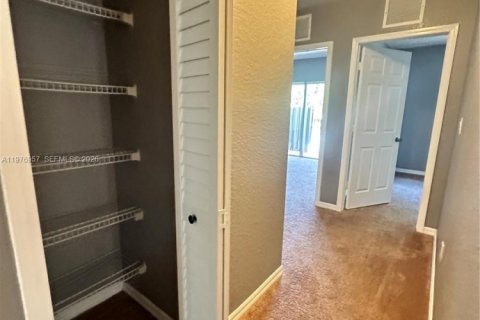 Townhouse in Florida City, Florida 4 bedrooms, 167.13 sq.m. № 2043297 - photo 10