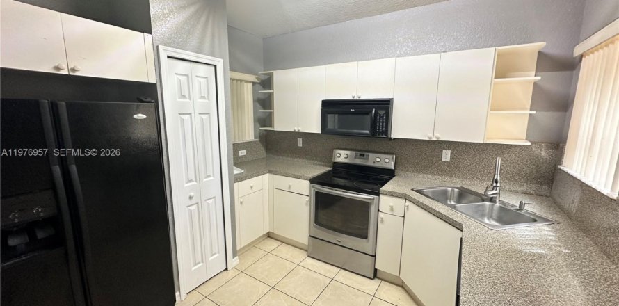 Townhouse in Florida City, Florida 4 bedrooms, 167.13 sq.m. № 2043297