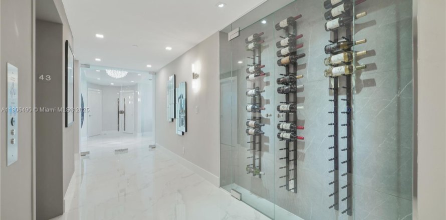 Кондоминиум с 3 спальнями в Майами-Бич, Флорида № 2053449