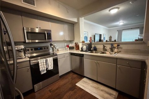 Condo in Orlando, Florida, 2 bedrooms № 2209993 - photo 10