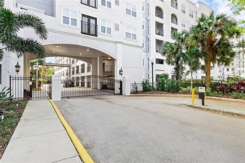 Condo in Orlando, Florida, 2 bedrooms № 2209993 - photo 2