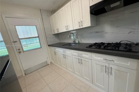 Condominio en venta en Miami Gardens, Florida, 2 dormitorios, 94.02 m2 № 1872024 - foto 3