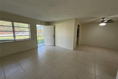 Condominio en venta en Miami Gardens, Florida, 2 dormitorios, 94.02 m2 № 1872024 - foto 4