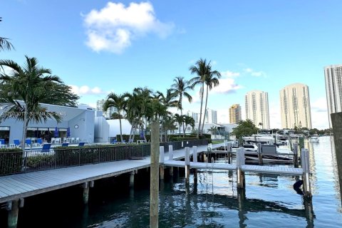 Copropriété à louer à Sunny Isles Beach, Floride: 3 chambres, 210.42 m2 № 2066630 - photo 5