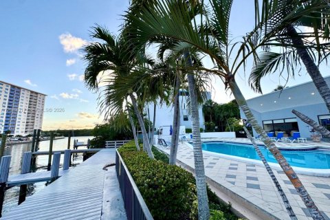 Copropriété à louer à Sunny Isles Beach, Floride: 3 chambres, 210.42 m2 № 2066630 - photo 10